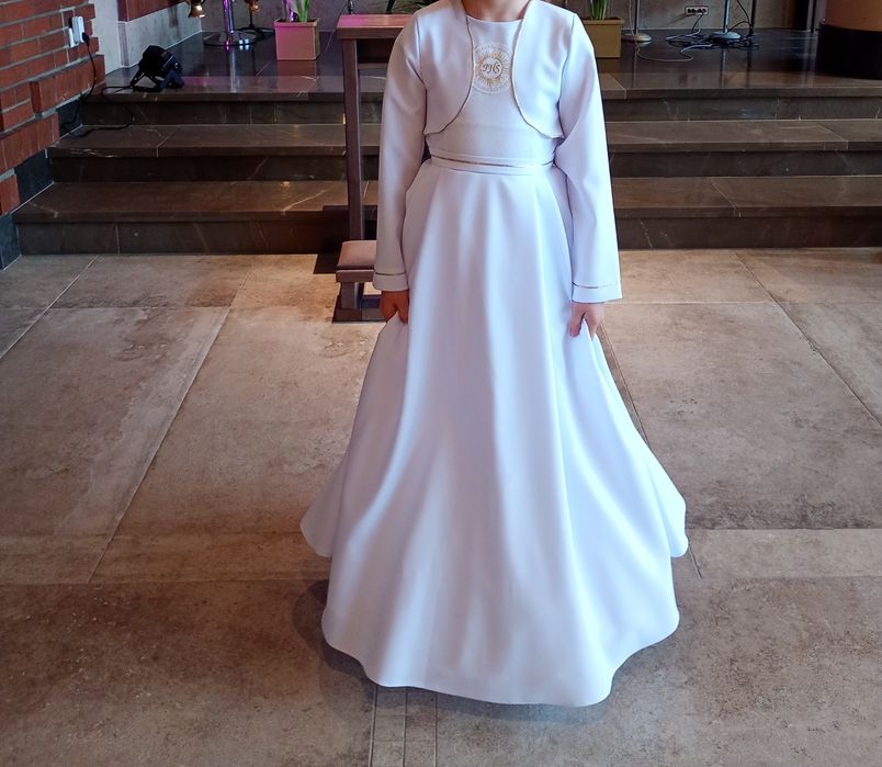 Alba komunijna dla szczupłej dziewczynki.