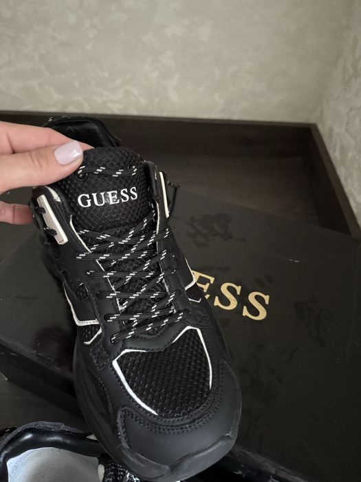 Кроссовки Guess (размер  41)