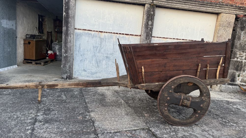 Carro de Bois / Carro de Vacas Antigo em Madeira – Tradicional