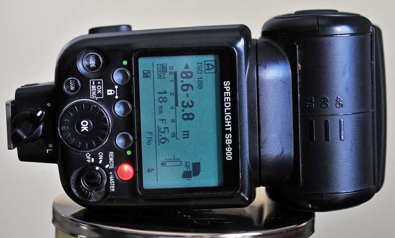 Vendo Nikon SB 900 usado.