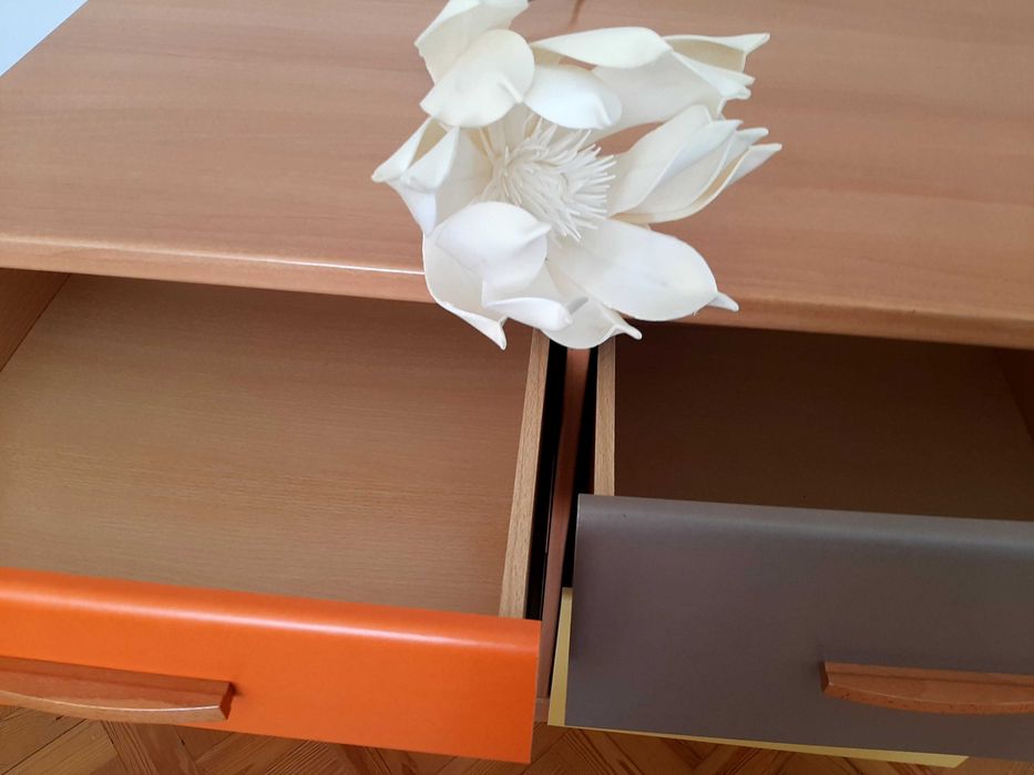 Cómoda colorida - cerejeira