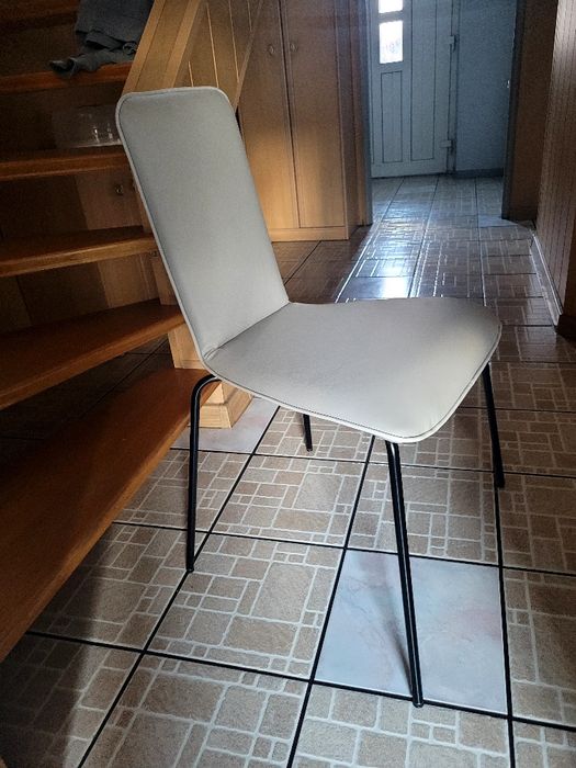 Krzesła skóra naturalna do jadalni, czarne nogi, jasno szara s