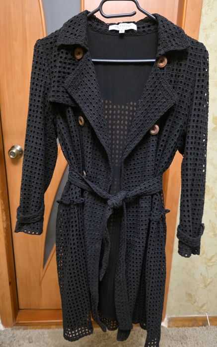 Чорна ажурна сукня або легкий тренчкот,р с-ка