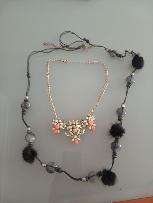 2 colares: Vintage art deco statement dourado com pedras e cristais facetados e Colar estilo Boho em tons de cinza e preto