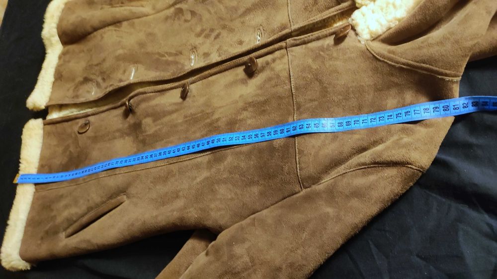 Kożuch naturalny z owczej skóry karmelowy brąz M–XL kaptur elegancki