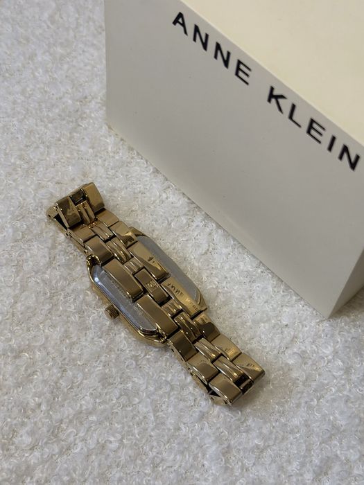 Anne Klein AK/3774HPGB — розкішний золотий годинник із рожевим циферблатом