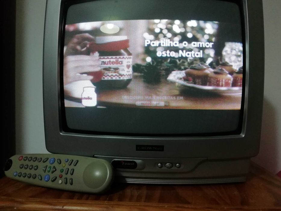 TV Crown a cores