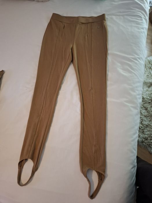 Várias peças de roupa usada