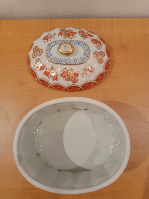 caixa de porcelana da Vista Alegre, parte da decoração "Samurai".