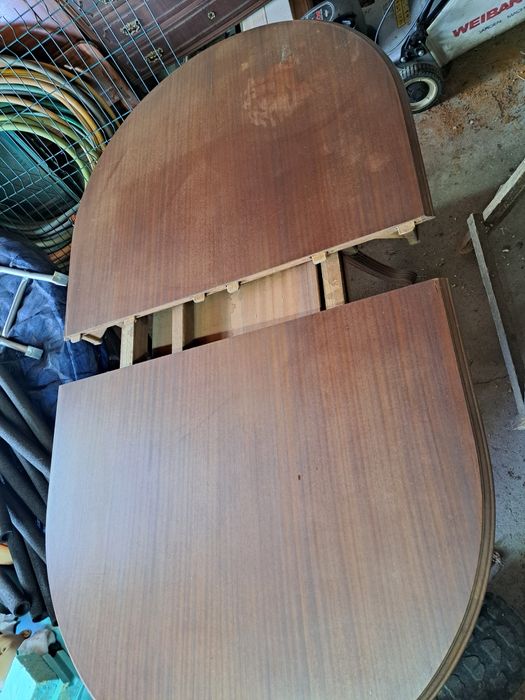 Mesa de jantar de madeira