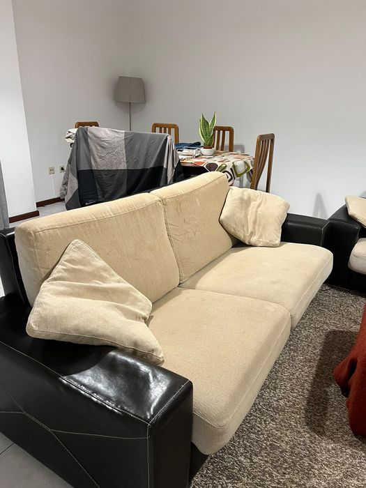 2 sofás de sala em pele