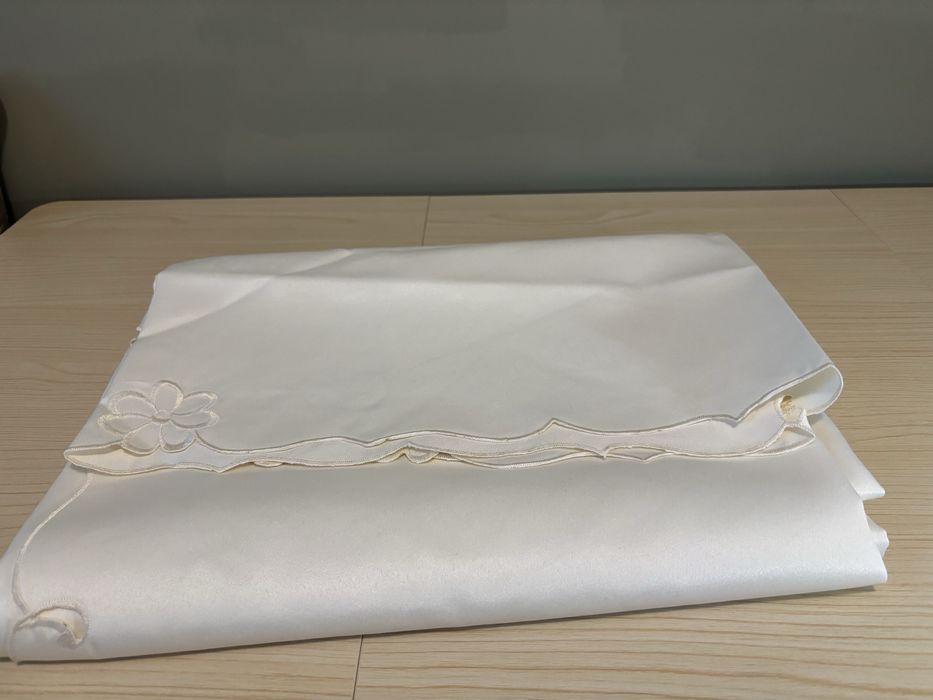 Kremowy obrus haftowany