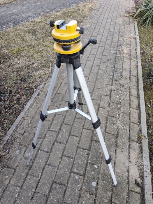 Statyw geodezyjny do poziomicy laserowej