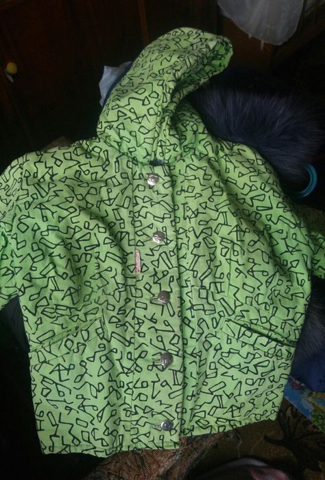 Курточка на девочку демисезонная.