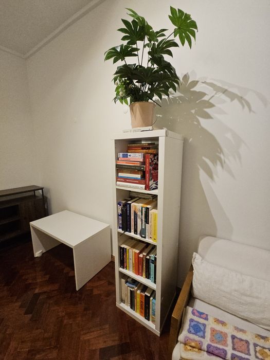 Estante branca quatro cubos Ikea  Kallax