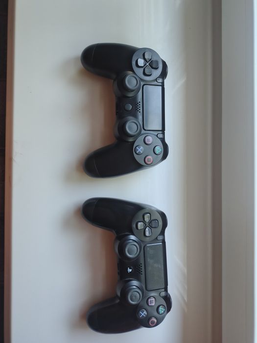 PlayStation 4 pro  б/у  на 1 тб у хорошому стані з двома дисками GTA 5 та Minecraft