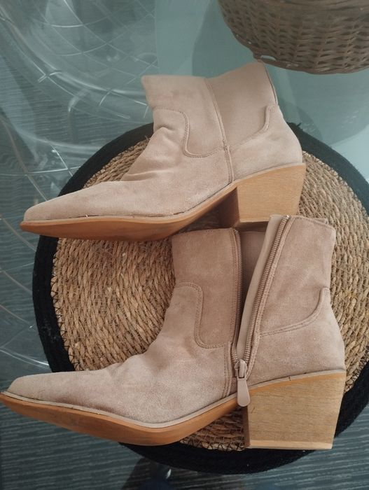 Botas de camurça usadas uma vez