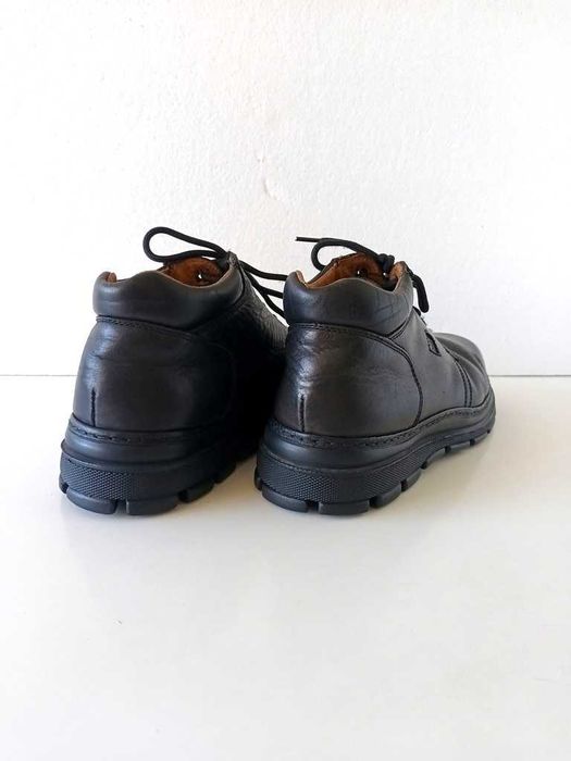 Botas Todo-o-Terreno e de longa duração.