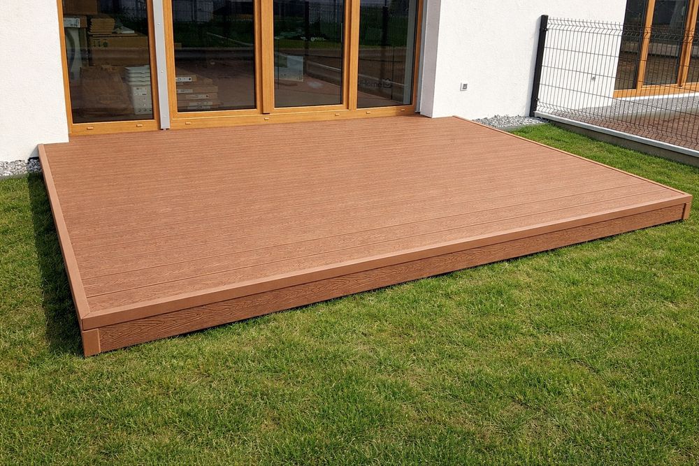 Taras z kompozytu lub drewna.