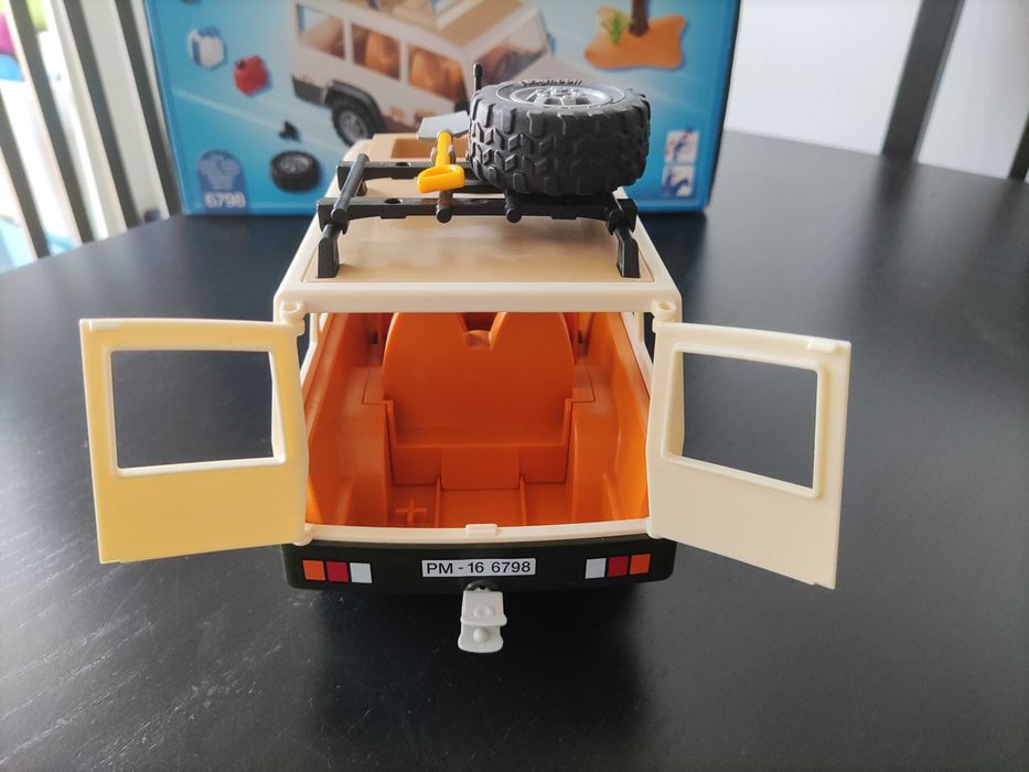PLAYMOBIL Wild Life 6798 Samochód terenowy z wyciągarką