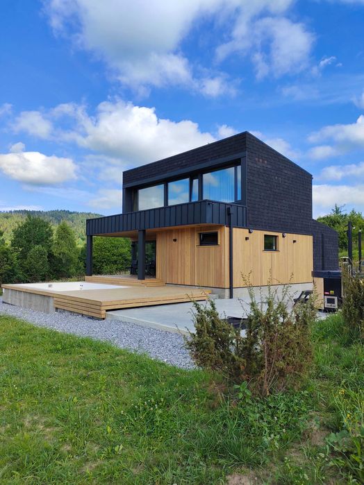 Шикарный сучасный котедж з мальовничими краєвидами гори Карпати є чан