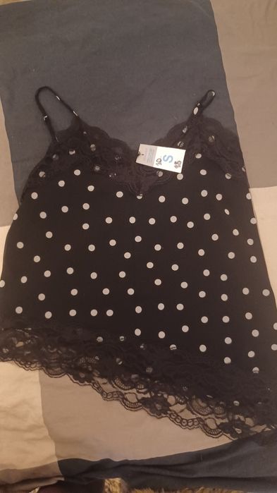 Camisa preta com bolinhas
