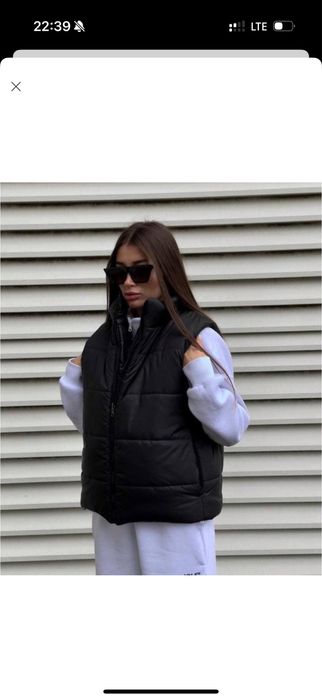 Чорна жіноча жилетка (безрукавка)