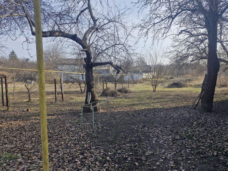 Продається 1/2 житлового будинку з ділянкою 10 соток та маленьким пруд