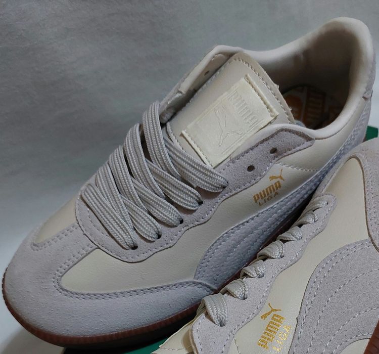 Klasyczne sneakersy sportowe z charakterystycznym paskiem