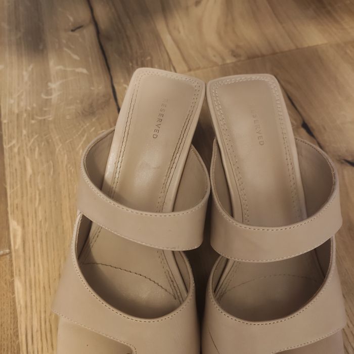 Klapki Reserved skóra naturalna