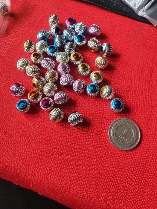 Koraliki sztuczna biżuteria.