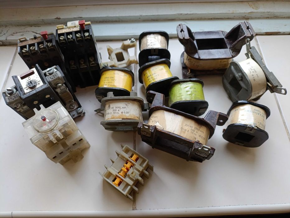 Реле времени, вольтметр,мощные диоды,  катушки, кнопки . автоматы