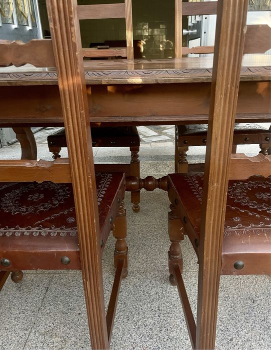 Mesa de Jantar Rústica em Madeira Maciça + 8 Cadeiras com Couro Trabalhado / Estilo Espanhol