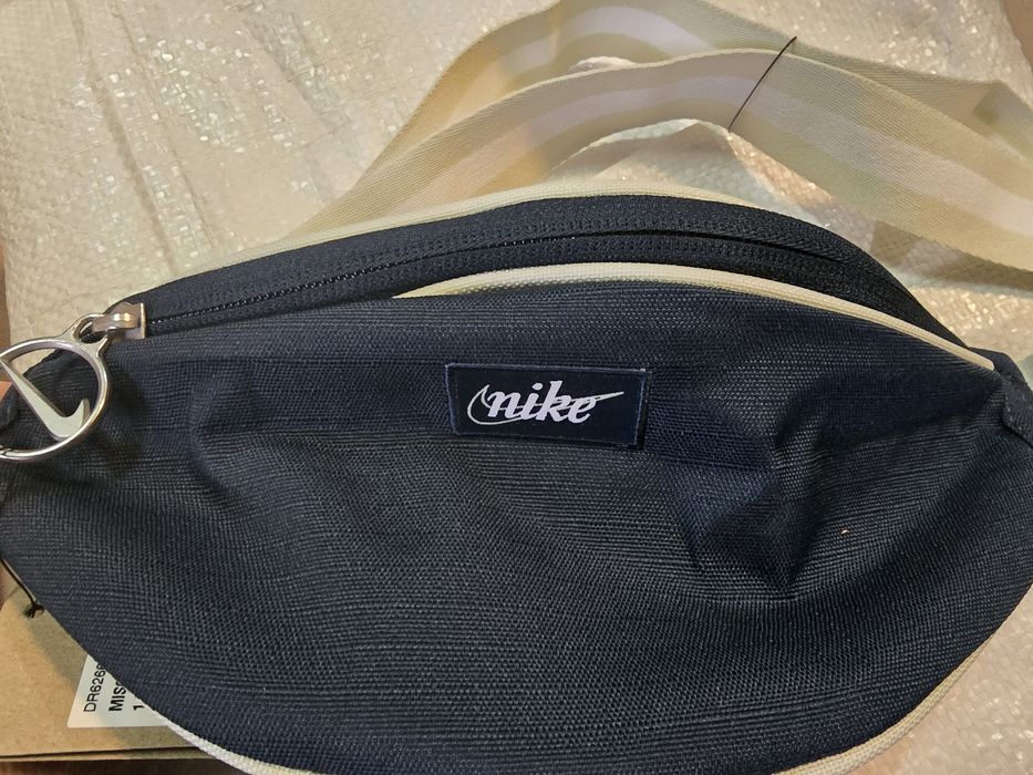 Поясна сумка Nike Fanny Pack у класичному стилі