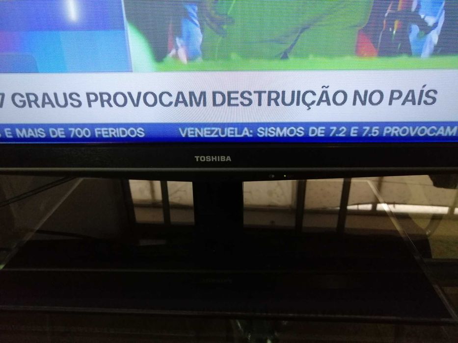 TOSHIBA MODELO 32TL838, a trabalhar, para peças