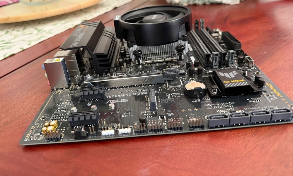 ASUS TUF GAMING A620M-PLUS + RYZEN 7500F
