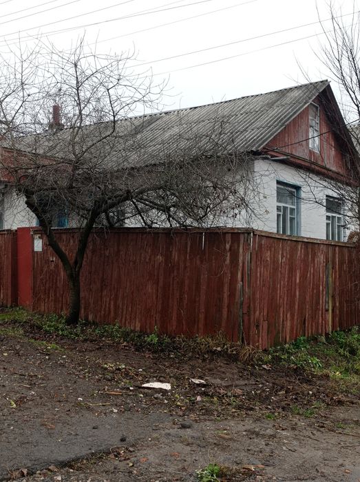 Частина будинку в центрі міста по вул Ревуцького . Окремий двір.