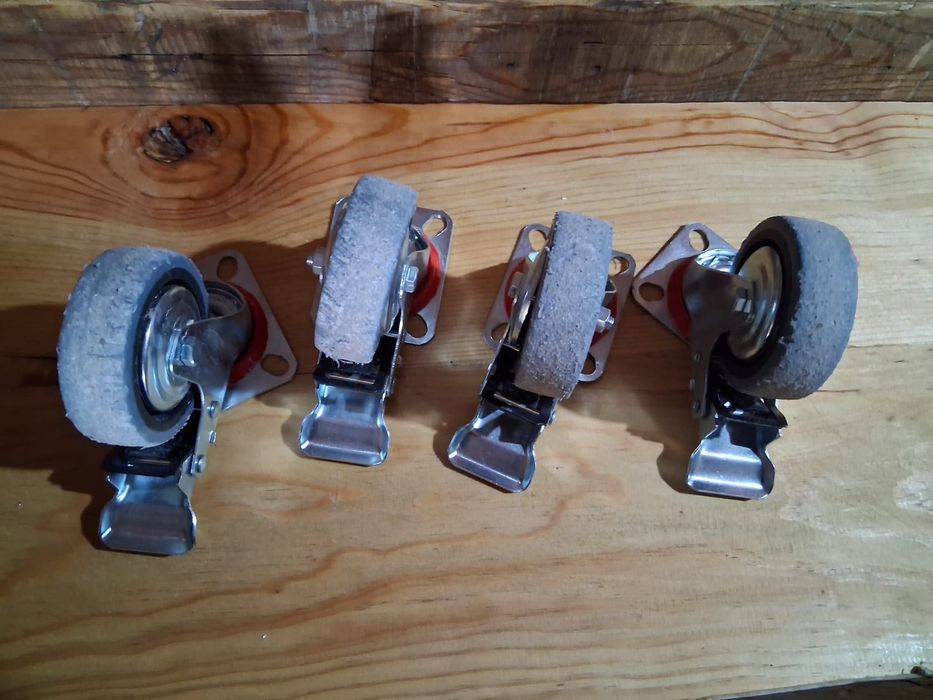 Rodas giratórias e travão