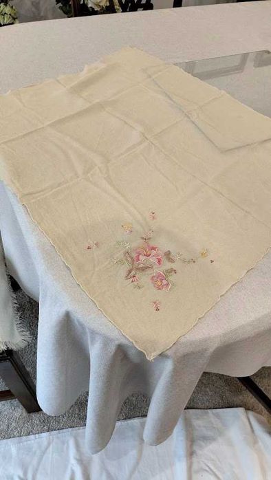 Lenço de pescoço em chiffon de seda e bordado da Madeira