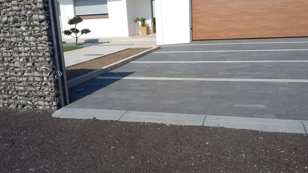 Układanie kostki brukowej i wykonanie tarasów
