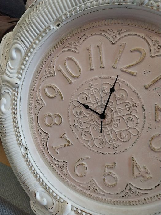 Relógio vintage de parede branco, rosa e dourado