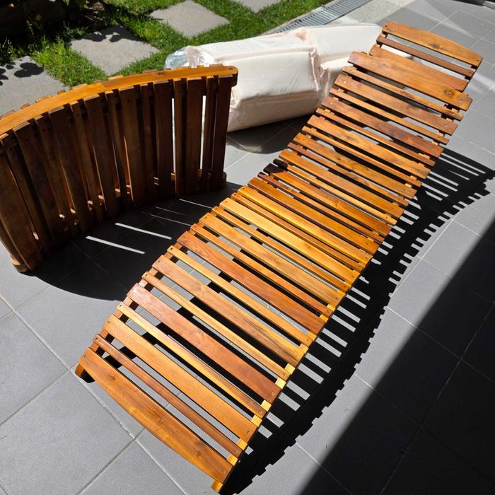 Duas Espreguiçadeiras Sun Lounger de Madeira de Acácia, dobrável com almofada e apoio para cabeça.