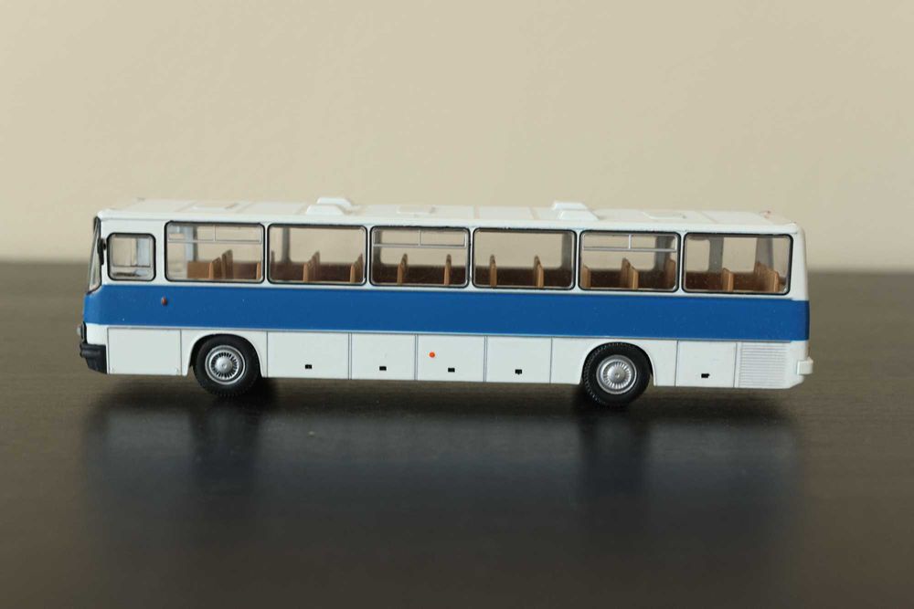 Ikarus 256 autobus biało-niebieski 1:72 DeAgostini Kultowe Autobusy PRL model