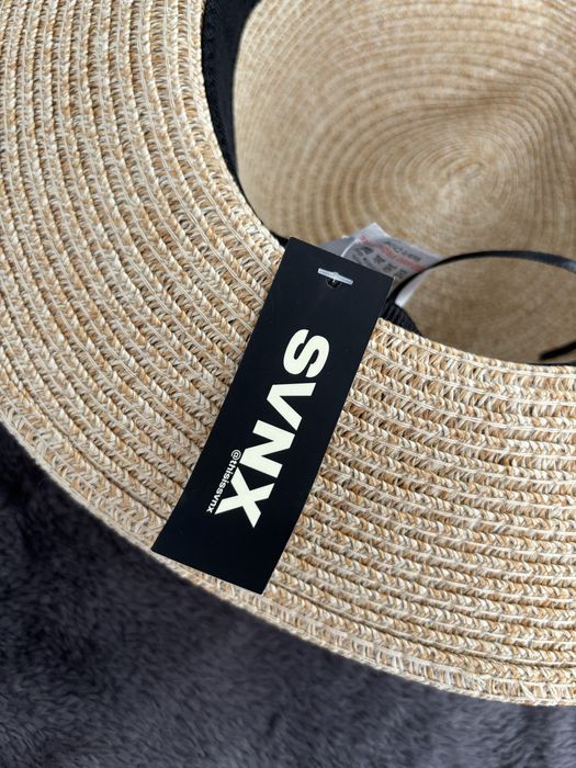 Nowy kapelusz słomkowy z ozdobną bandaną