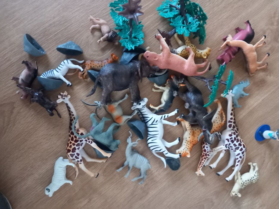 Vários brinquedos capacete