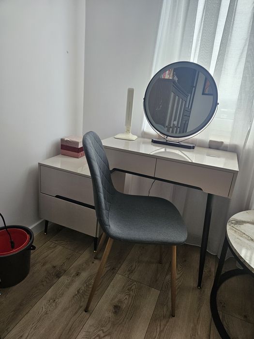 Toaletka  z lustrem LED