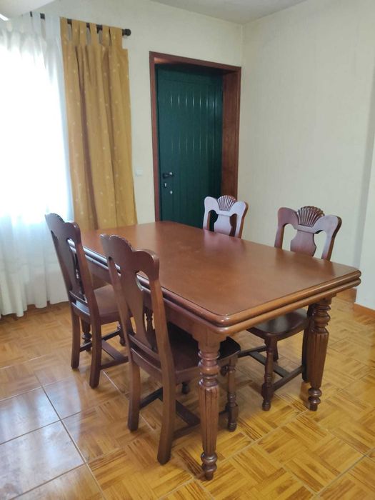 Mesa e cadeiras de sala de jantar