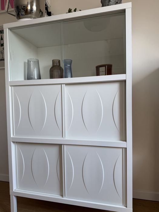Ikea Kalknas biała witryna, biały kredens z przesuwnymi drzwiami