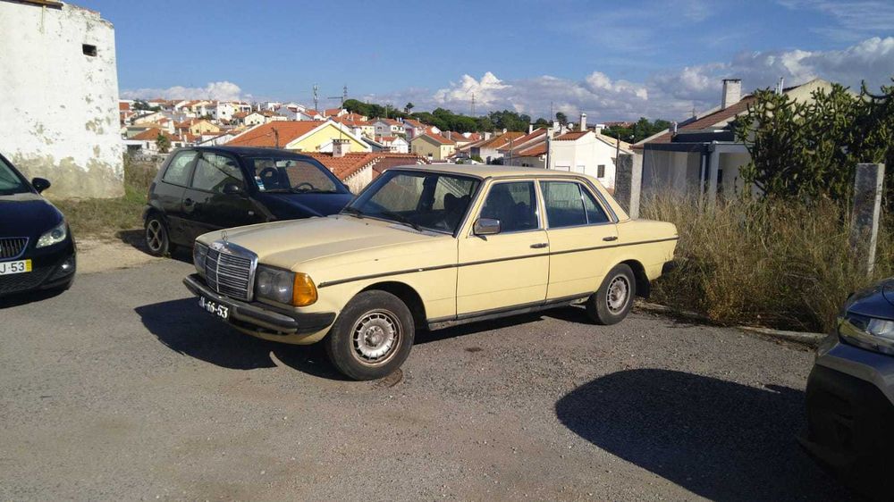 Mercedes w123 com documentos a trabalhar e a andar