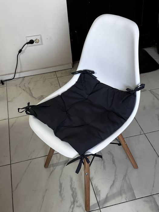 Білий стілець jysk